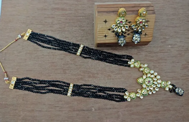 Fashionable Kundan Choker Jewellery Set