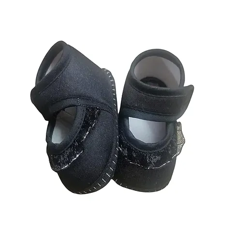 Comfortable Black Fabric Solid Flat Boots For Boys