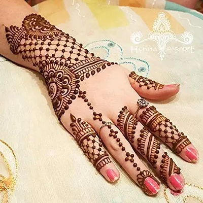 How to apply henna on hair: Step-by-step guide for beginners to apply  mehendi | India.com