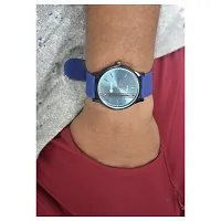 Analog watches in a classic design, perfect for Boys and men, have a round steel face and a silicane strap.-thumb2
