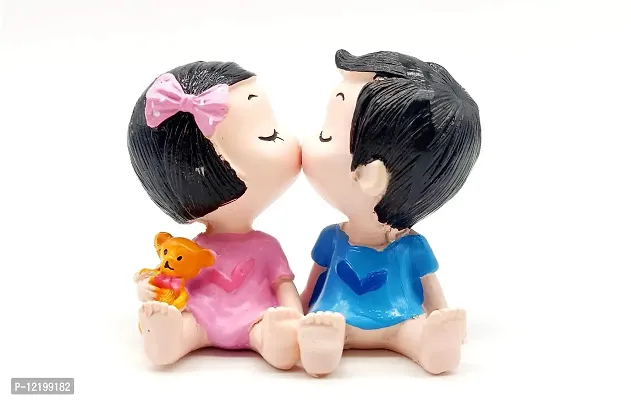 The Click India Showpiece/Figurine/Statue Gift for Valentine Day Birthday Anniversary Party Wedding Ceremony-Porcelain Multicolor (Small Kissing Couple)