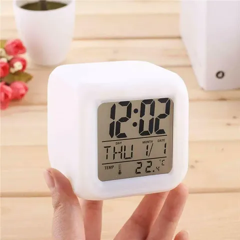Smart Digital Alarm Clock with Automatic 7 Colour,Changing LED Digital Alarm Clock with Date and Time IME for Bedroom, Heavy Sleepers, Students