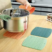 we3 Silicone Trivets Multi-Purpose Silicone Pot Holders, Spoon Rest Table Mat Insulated Flexible Durable Sqaure 18 * 17cm (Pack of 4 Peacock)-thumb4