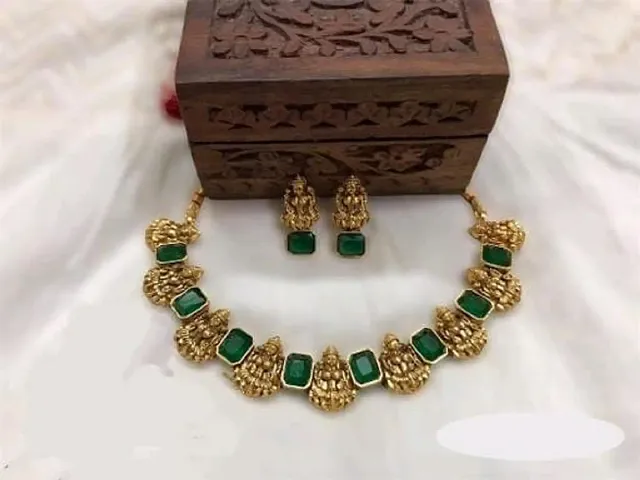 Must Have Jewellery Set 