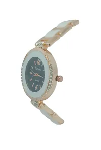 Women's Golden Analog Watch With Metal Strap-thumb1