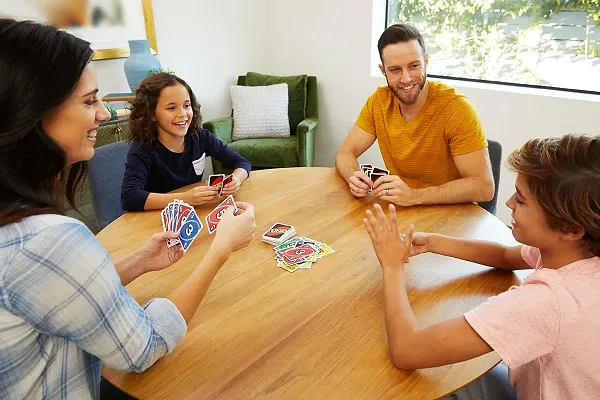 UNO FLIP, Family Card Game, with 112 Cards, Makes a Great Gift for 7 Year  Olds and Up